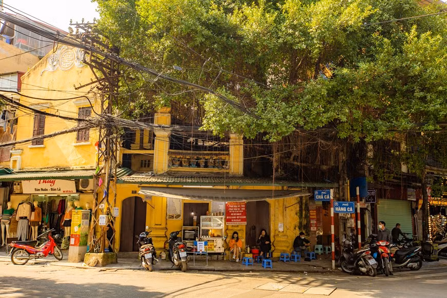 Bui Xuan Phai una vez mostró su sentimiento por las calles en su diario, cuando escribió: “Hanoi tiene muchos tipos de bellezas, las antiguas y las modernas, pero cada una es adecuada para cada persona. Las calles antiguas y las casas con techos de tejas de color marrón oscuro, las paredes cubiertas de musgo aparecen fácilmente hermosas en las pinturas”. La belleza de Hanoi no solo se muestra en el casco antiguo, sino también en una mezcla de arquitectura occidental y oriental, en particular obras construidas a finales del siglo XIX y principios del XX, como los edificios de estilo clásico francés, las villas de lujo propiedad de funcionarios franceses o vietnamitas adinerados. 