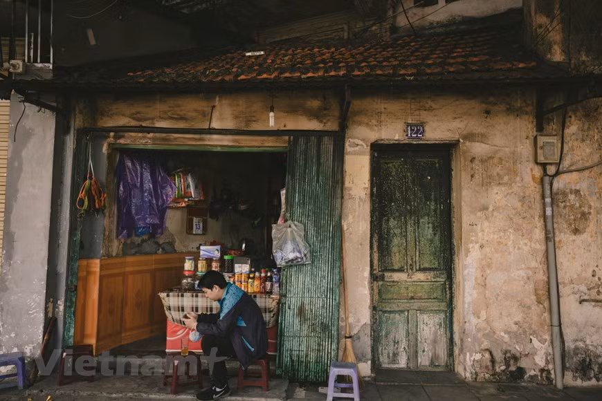 Las casas con viejas paredes pintadas, de alguna manera, hacen que la gente se sienta en paz y amada cada vez que pasan. En los primeros días del invierno en Hanoi, se ven hermosas y tranquilas. Cuando la ciudad cambia día a día, algunas esquinas de las calles antiguas se vuelven más concurridas, pero su aspecto antiguo permanece, fascinando a cualquiera. Muchas casas que datan de la época colonial francesa todavía soportan tranquilamente los cambios. Son lo más destacado con techos de tejas rojas, paredes de color amarillo brillante y ventanas de madera pintadas de verde. Lamentando que su antigua belleza pueda ser reemplazada por nuevos edificios en el futuro, muchos acudieron allí para captar sus imágenes. (Foto: Vietnam+) 