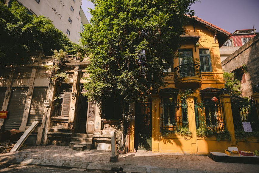 En la actualidad se conservan hasta mil 586 edificios y villas de estilo francés, construidos hace más de 100 años. Hasta 562 de ellos pertenecen a individuos y el resto es propiedad del Estado. En 2019, Hanoi ganó los premios Travellers' Choice Awards y se ubicó entre los 25 mejores destinos en Asia y los 25 lugares líderes del mundo en el sitio web de TripAdvisor. Junto con la isla de Phu Quoc, CNN incluyó a Hanoi como los mejores destinos de viaje en Asia en 2019. Muchos aspectos destacados de Hanoi se enumeraron en el artículo de CNN que sugiere 13 experiencias memorables para los visitantes extranjeros en Vietnam. (Foto: Vietnam+)