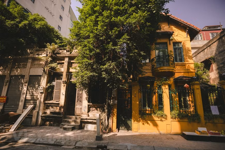 En la actualidad se conservan hasta mil 586 edificios y villas de estilo francés, construidos hace más de 100 años. Hasta 562 de ellos pertenecen a individuos y el resto es propiedad del Estado. En 2019, Hanoi ganó los premios Travellers' Choice Awards y se ubicó entre los 25 mejores destinos en Asia y los 25 lugares líderes del mundo en el sitio web de TripAdvisor. Junto con la isla de Phu Quoc, CNN incluyó a Hanoi como los mejores destinos de viaje en Asia en 2019. Muchos aspectos destacados de Hanoi se enumeraron en el artículo de CNN que sugiere 13 experiencias memorables para los visitantes extranjeros en Vietnam. (Foto: Vietnam+)