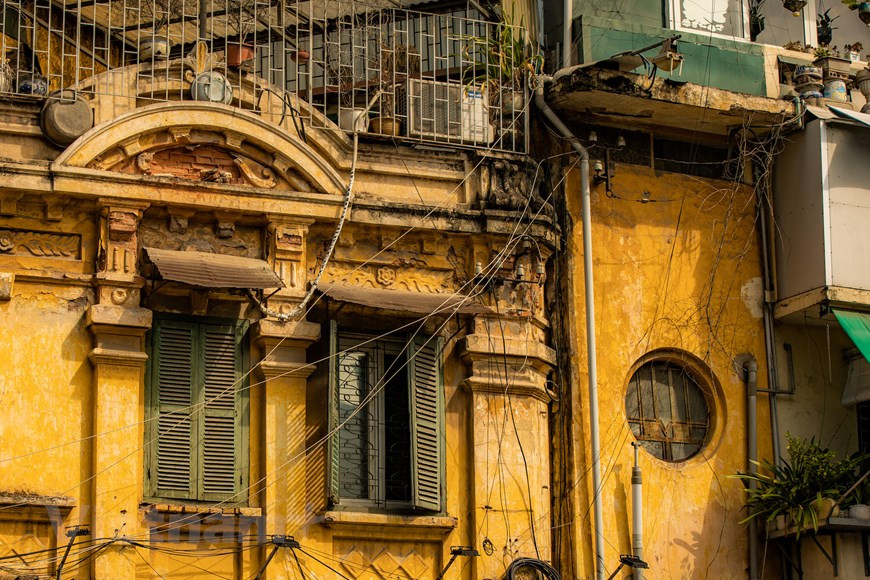 El aire de nostalgia que rezuma Hanoi se ha convertido en una fuente de inspiración para muchos fotógrafos, pintores y músicos. Los lugares antiguos también atraen a los jóvenes a posar para fotografías. Las casas de casi 100 años con los colores rojo, verde y amarillo son comunes en el casco antiguo de Hanoi. Hoy en día, marcan la característica típica de la capital. En los días soleados, las calles con una larga hilera de casas seculares brillan en tono dorado con sus paredes cubiertas del musgo aliado del tiempo que solo se encuentran en Hanoi. Al levantar la cámara en cualquier lugar, los visitantes pueden guardar hermosas imágenes. (Foto: Vietnam+)