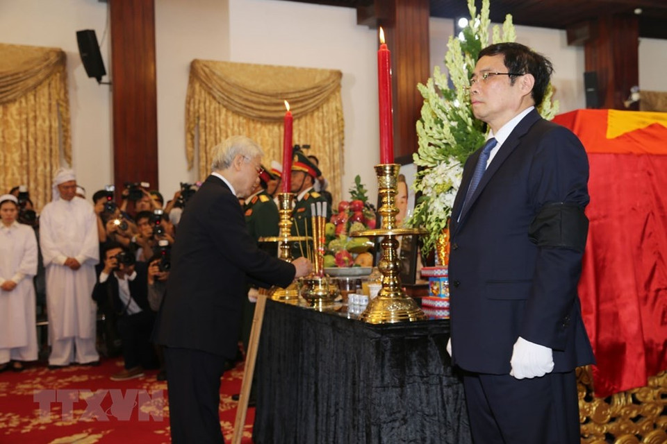 El secretario general del Partido Comunista de Vietnam, Nguyễn Phú Trọng, al frente de una delegación del Comité Cental del la fuerza política, coloca inciensos en el altar dedicado a Phan Văn Khải (Fuente: VNA)