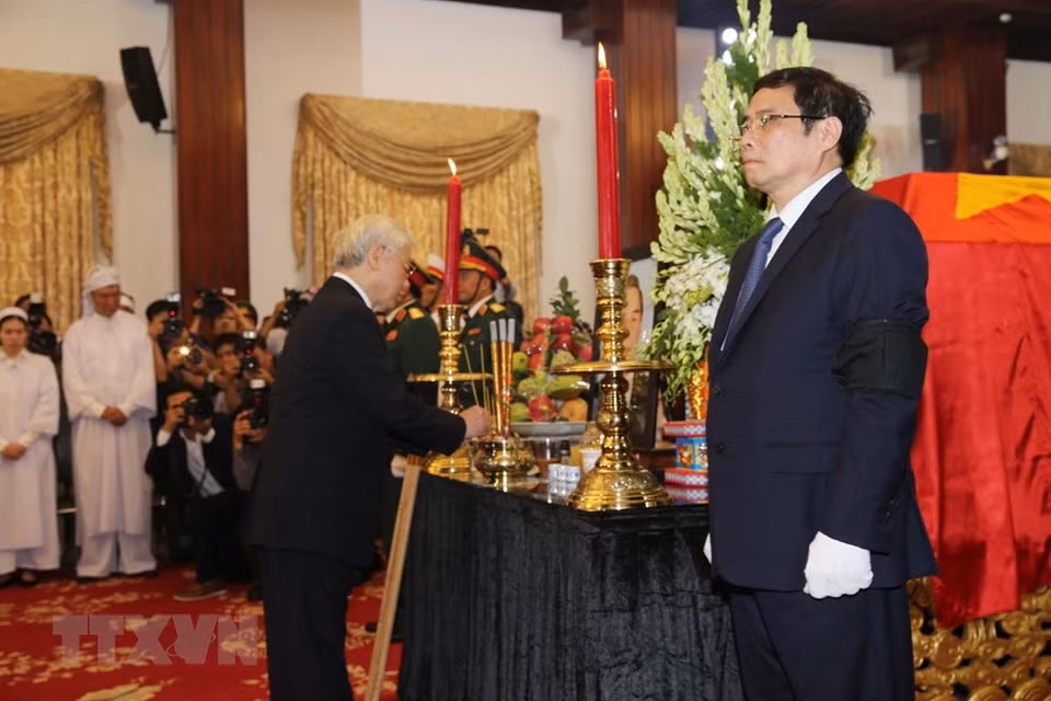 El secretario general del Partido Comunista de Vietnam, Nguyễn Phú Trọng, al frente de una delegación del Comité Cental del la fuerza política, coloca inciensos en el altar dedicado a Phan Văn Khải (Fuente: VNA) 