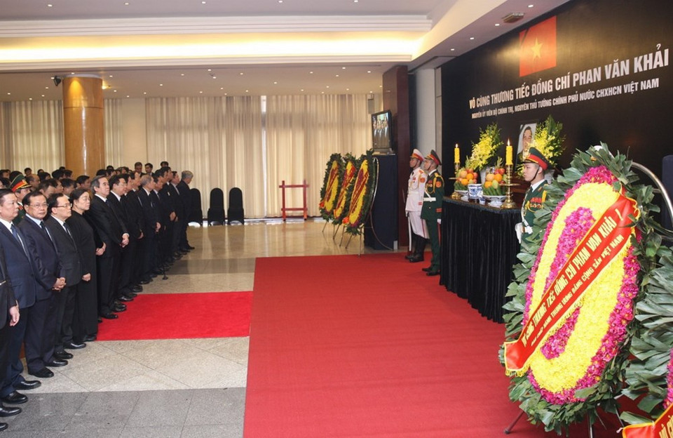 Dirigentes vietnamitas rinden homenaje póstumo a Phan Van Khai en Hanoi (Fuente: VNA)