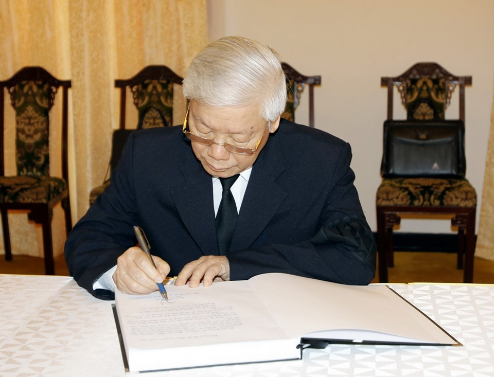 El secretario general del PCV, Nguyen Phu Trong, dedica sus palabras a Phan Van Khai en el libro de condolencias (Fuente: VNA)