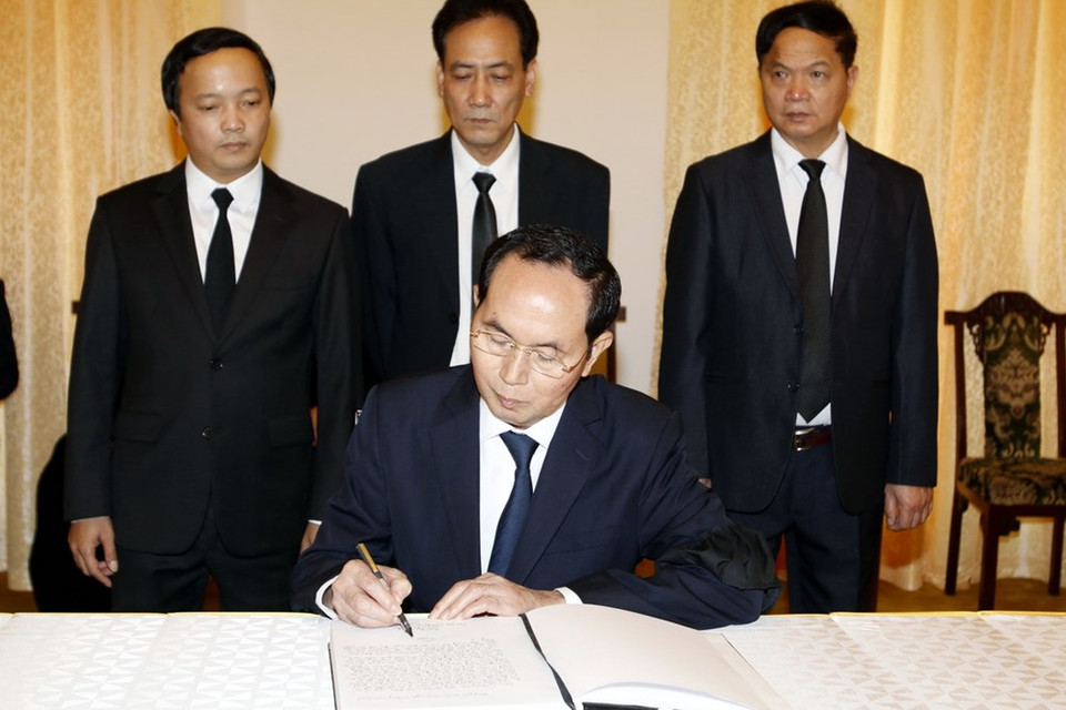 El presidente, Tran Dai Quang, dedica sus palabras a Phan Van Khai en el libro de condolencias (Fuente: VNA)