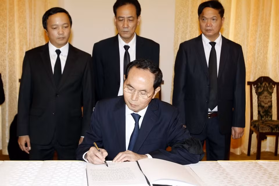 El presidente, Tran Dai Quang, dedica sus palabras a Phan Van Khai en el libro de condolencias (Fuente: VNA) 