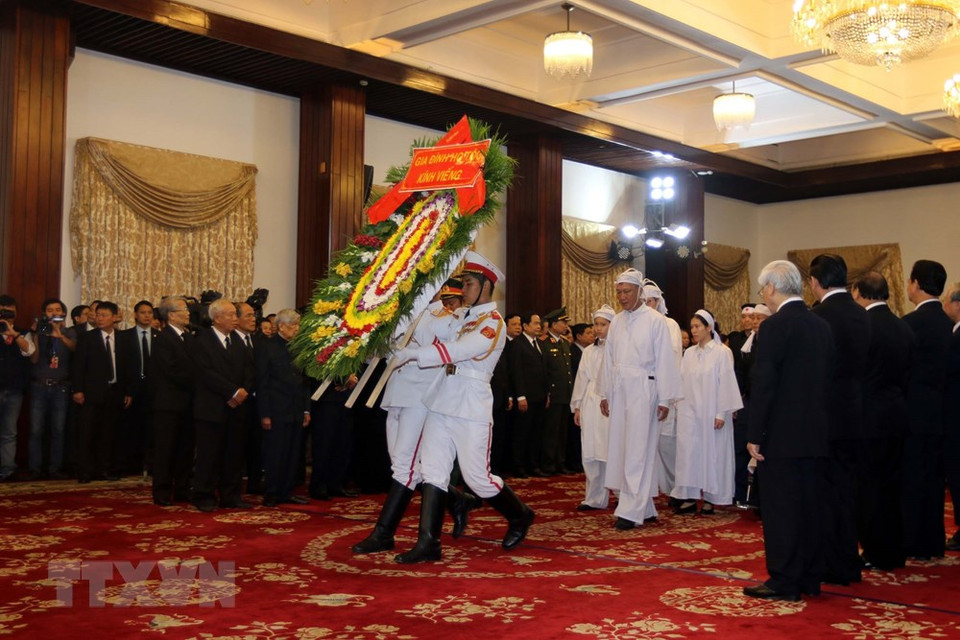 Familia de Phan Van Khai rinde homenaje póstumo al extinto dirigente (Fuente: VNA)