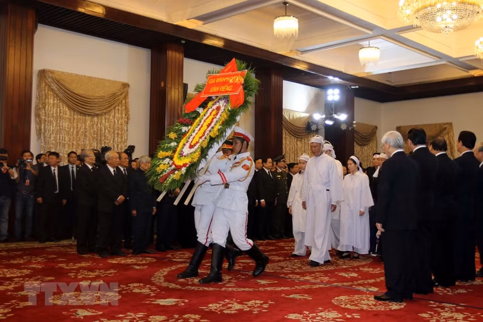 Familia de Phan Van Khai rinde homenaje póstumo al extinto dirigente (Fuente: VNA)