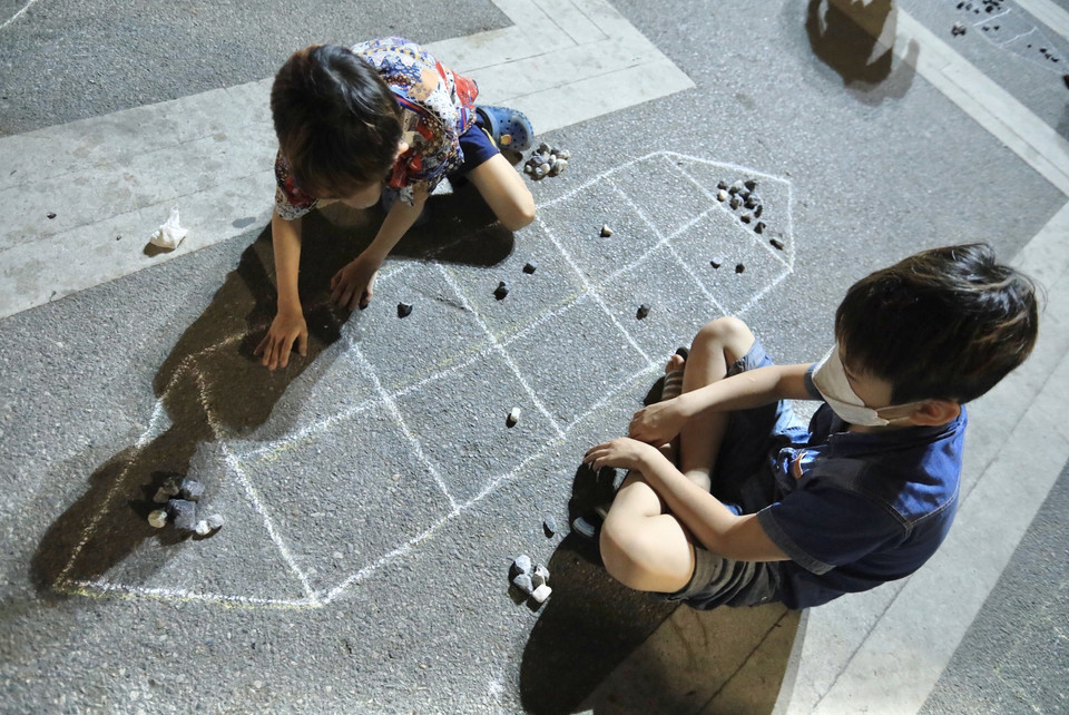 Juego "o an quan" (juego con piedrecitas) (Foto: VNA)