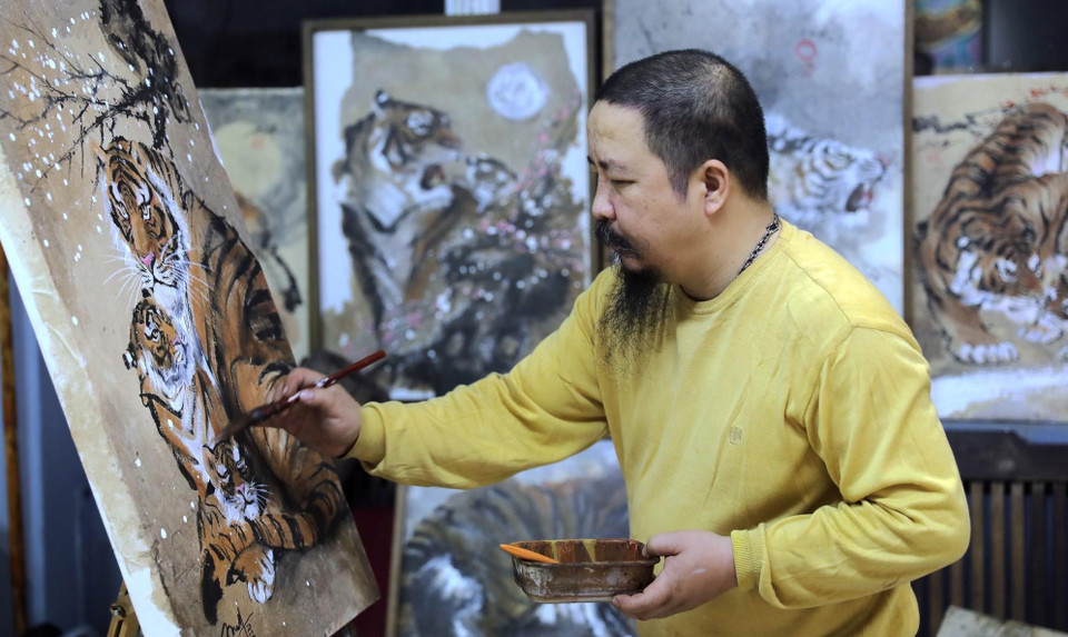 El pintor Doan Ninh eligió el papel “do” preparado por la etnia minoritaria Mong (Fuente: VNA)