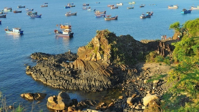 Ghenh Da Dia se formó cuando los flujos de lava se encuentran con agua fría del mar, se solidificó y se convirtió así con el transcurso del tiempo en un paisaje interesante (Foto: VNA)