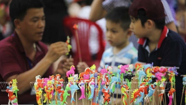 Elaboración de “To He”, juguete tradicional hecho de harina de arroz, azúcar y colorante (Foto: VNA)