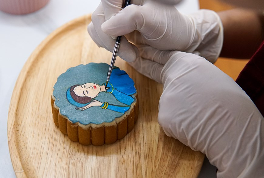 Dependiendo del tema, el tiempo de dibujo será diferente; un diseño simple Thuy Duong solo tarda unos cinco minutos en completarlo. Sin embargo, en el caso de algunos modelos complicados, necesita de 20 a 40 minutos para un pastel (Foto: Vietnam+)