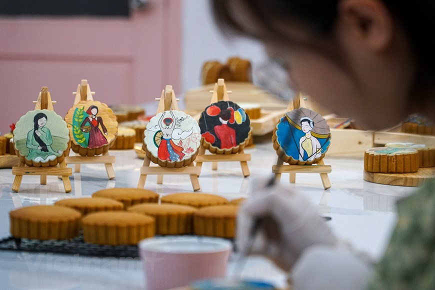 "Las pinturas folklóricas y sobre la patria son muy familiares para todas las personas, así que deseo usar mi pluma y mis manos para elaborar los productos hermosos", compartió Thuy Duong (Foto: Vietnam+)