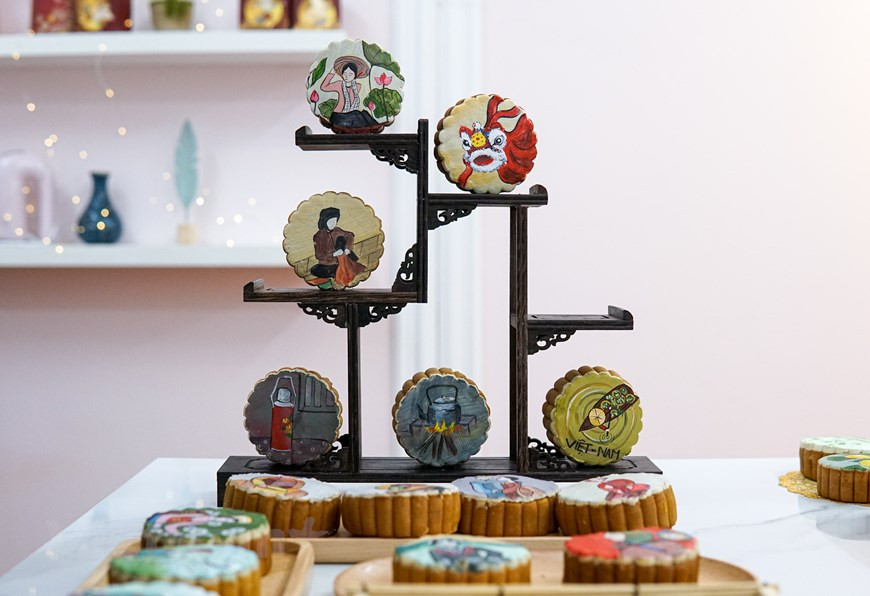Con su habilidad para pintar y amor por la cultura nacional, Thuy Duong "viste" los pasteles de luna con "ropas" únicas (Foto: Vietnam+)