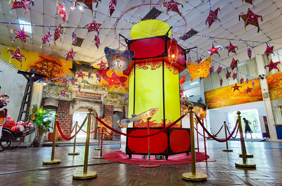 Lo más destacado en este espacio de exhibición es la linterna gigante y muchas otras tradicionales, como de estrella o de conejos (Foto: Vietnamplus)