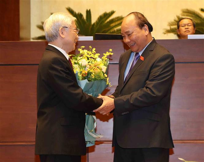 El primer ministro de Vietnam, Nguyen Xuan Phuc, felicita a Nguyen Phu Trong por su nombramiento como Presidente del Estado (Fuente: VNA)