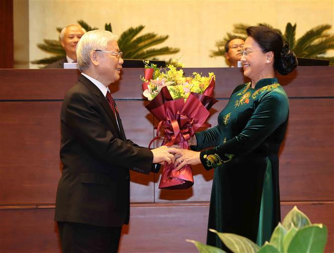 La titular de la Asamblea Nacional de Vietnam, Nguyen Thi Kim Ngan, felicita a Nguyen Phu Trong por su nombramiento como Presidente del Estado (Fuente: VNA)