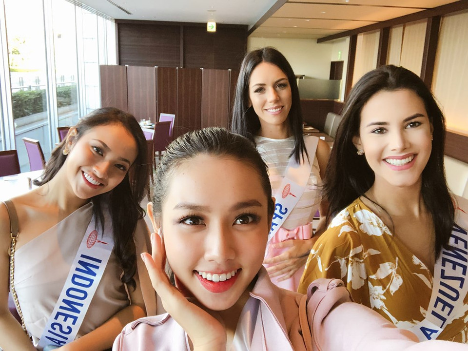 Nguyen Khuc Thuy Tien y sus concursantes del certamen(Fuente:VNA)