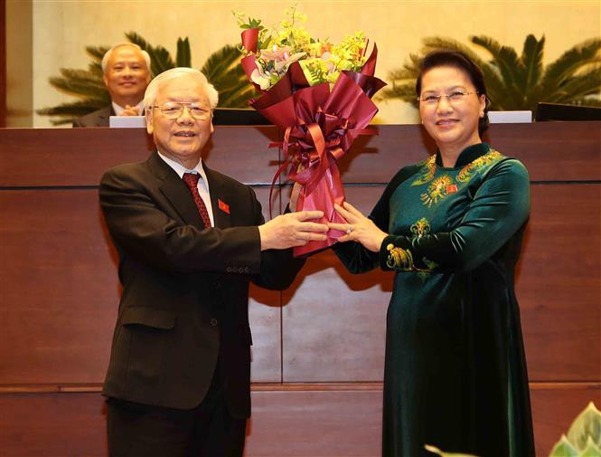 La titular de la Asamblea Nacional de Vietnam, Nguyen Thi Kim Ngan, felicita a Nguyen Phu Trong por su nombramiento como Presidente del Estado (Fuente: VNA)
