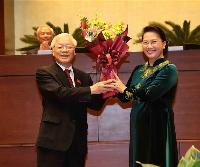 La titular de la Asamblea Nacional de Vietnam, Nguyen Thi Kim Ngan, felicita a Nguyen Phu Trong por su nombramiento como Presidente del Estado (Fuente: VNA)