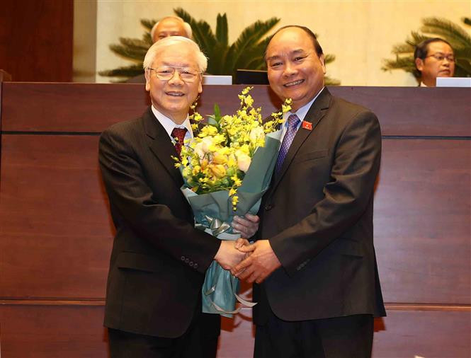 El primer ministro de Vietnam, Nguyen Xuan Phuc, felicita a Nguyen Phu Trong por su nombramiento como Presidente del Estado (Fuente: VNA)