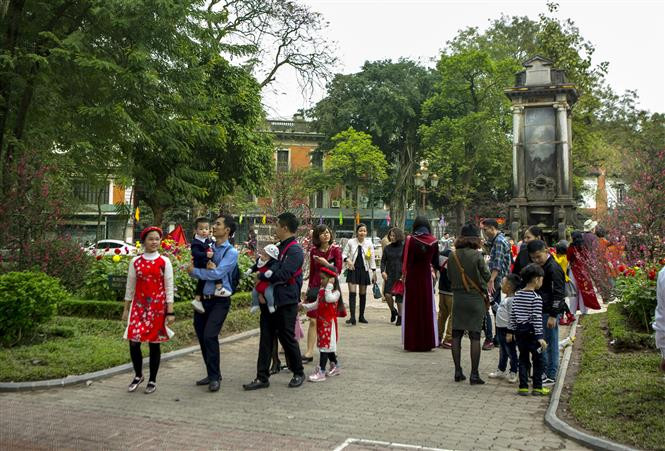 Familias vietnamitas paseando por parques centrales en Hanoi (Fuente: VNA)