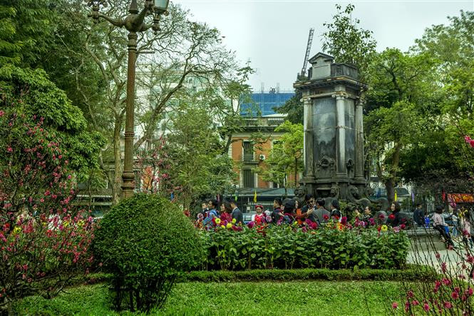 Familias vietnamitas paseando por parques centrales en Hanoi (Fuente: VNA)