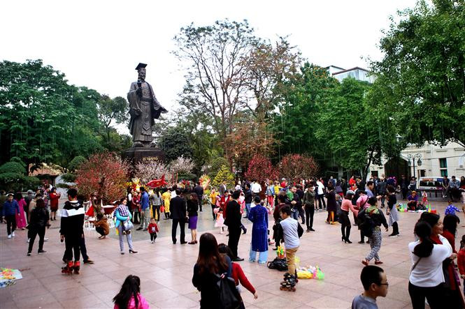 Familias vietnamitas paseando ​por el parque central Ly Thai To, Hanoi (Fuente: VNA)