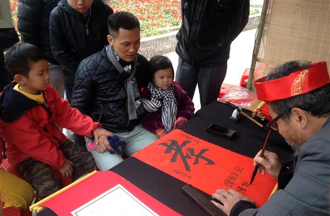 Tradición de pedir las letras de caligrafía a principios del año nuevo lunar en el lago Van del Templo de Literatura en Hanoi (Fuente: VNA)