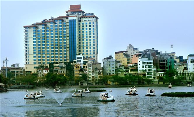 Poladores hanoyenses disfrutando sus primeros días de Año Nuevo Lunar en el lago Truc Bach (Fuente: VNA)