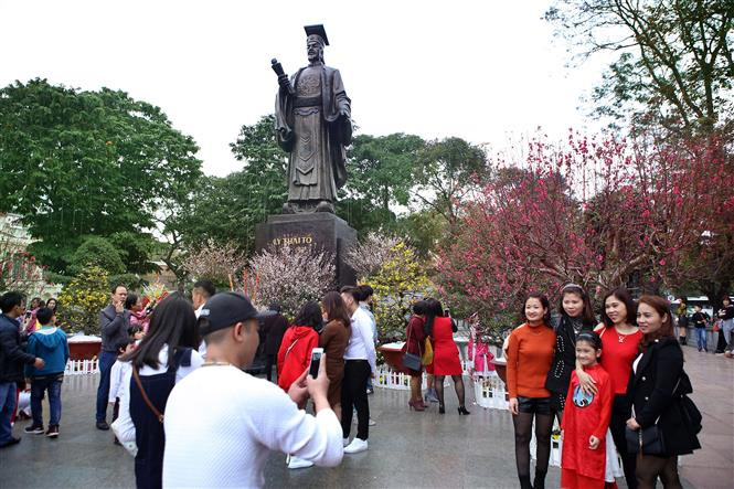 Familias vietnamitas visitando el parque central Ly Thai To, Hanoi (Fuente: VNA)