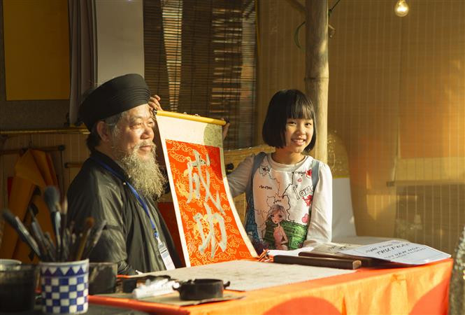 Tradición de pedir las letras de caligrafía a principios del año nuevo lunar en el lago Van del Templo de Literatura en Hanoi (Fuente: VNA)