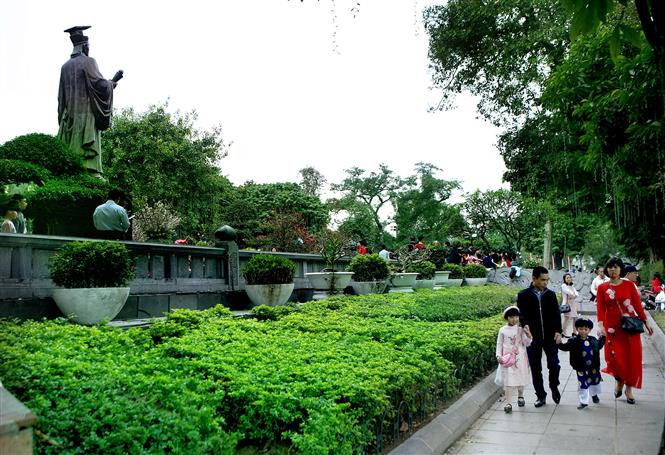Familias vietnamitas paseando ​por parques centrales en Hanoi (Fuente: VNA)