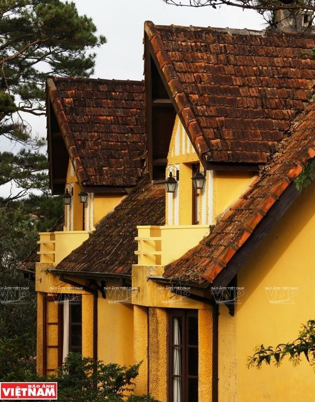 Las villas están pintadas de amarillo con techos antiguos. (Fuente: VNA)