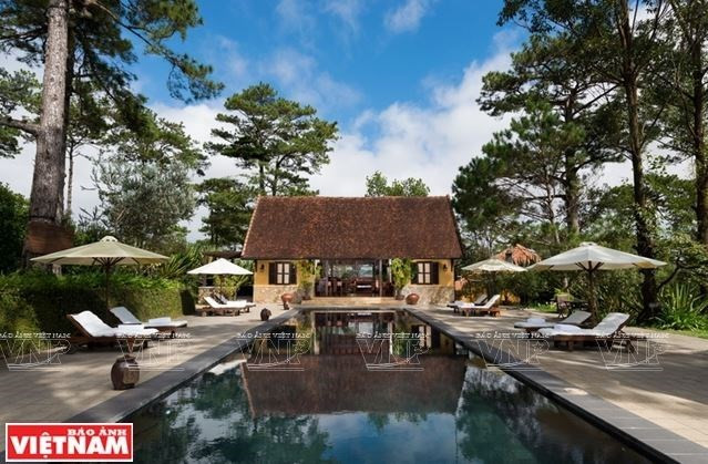La piscina climatizada al aire libre trae una experiencia fascinante a los visitantes. (Fuente: VNA)