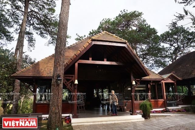 El área de recepción es la combinación entre la arquitectura francesa y "nha rong" (sala comunal) de la región de la Altiplanicie Occidental (Fuente: VNA)