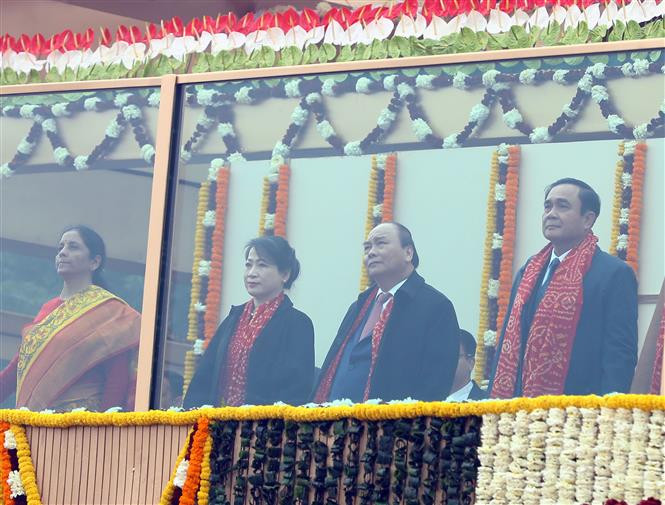 El primer ministro Nguyen Xuan Phuc y su esposa (Fuente: VNA) 