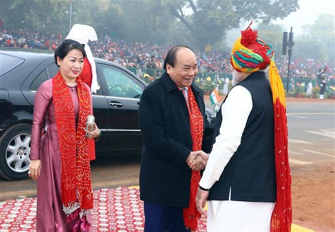 El primer ministro Nguyen Xuan Phuc y su esposa (Fuente: VNA)