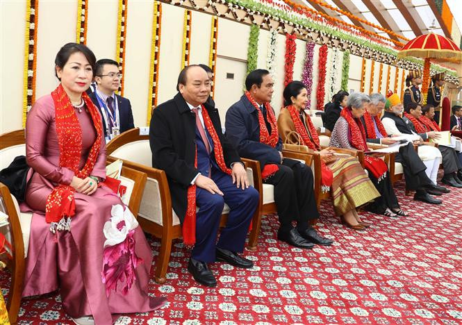 El primer ministro Nguyen Xuan Phuc y su esposa (Fuente: VNA)
