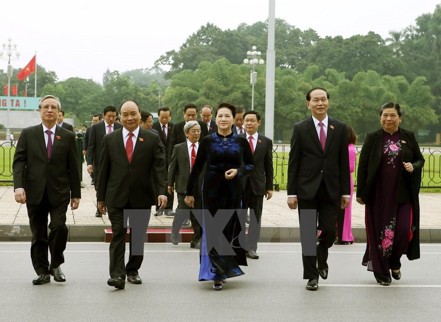 Antes del inicio de la cita, dirigentes del Partido, Estado y Gobierno rinden homenaje al Presidente Ho Chi Minh (Fuente: VNA)