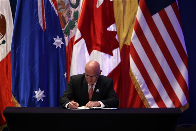 El ministro de Comercio y Turismo de Perú, Eduardo Ferreyros Kuppers, firma el CPTPP (Fuente: VNA) 