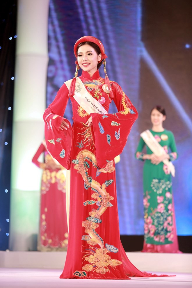 Una concursante en Ao Dai (traje tradicional)