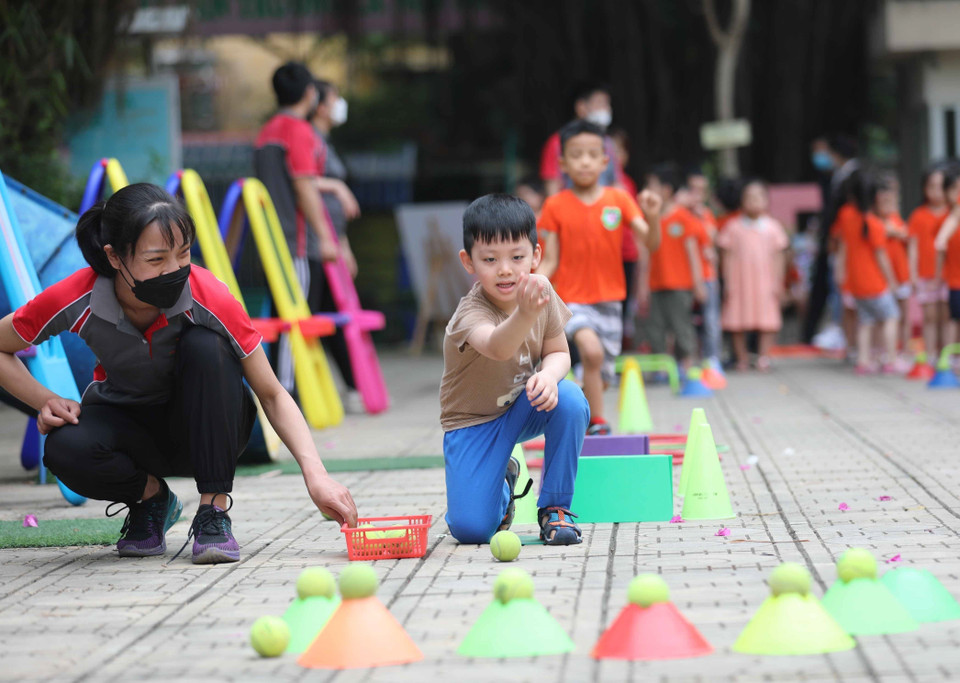 Organización de actividades recreativas para alentar a los niños desde el primer día de regreso a la escuela después de un largo receso escolar debido a la COVID-19. (Foto: VNA)
