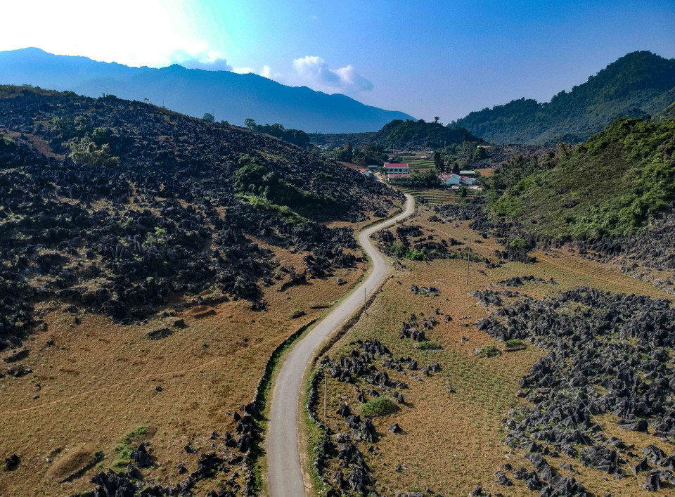 El camino está rodeado por capas de rocas escarpadas (Foto: VNA)