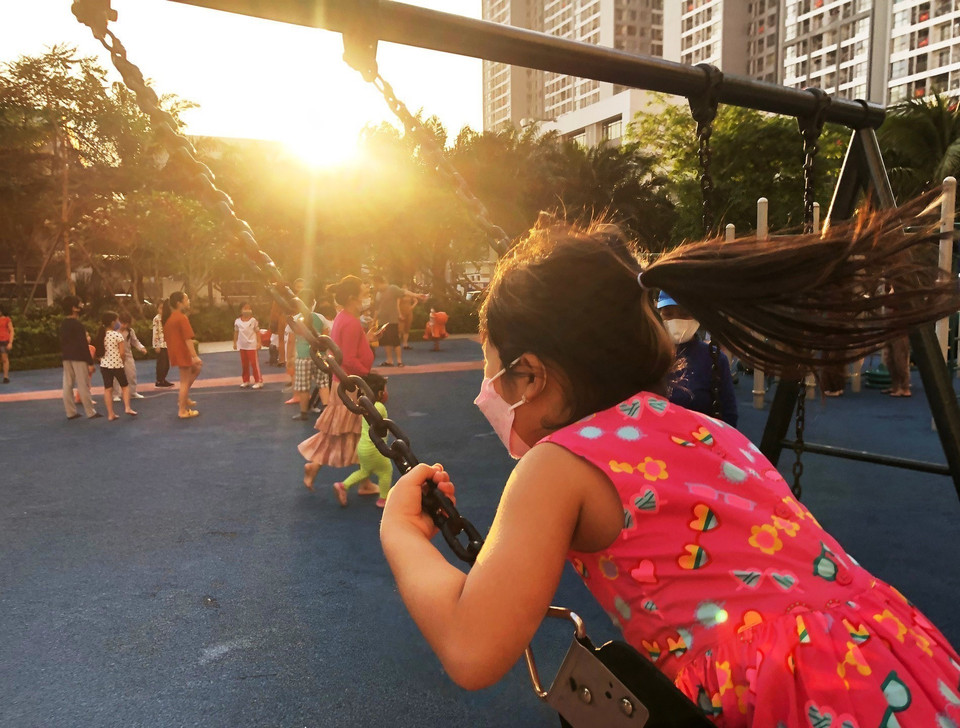 Niños juegan en el área urbana de Times City (Hanoi); pero aún cumplen las medidas antiepidémicas. (Foto: VNA)