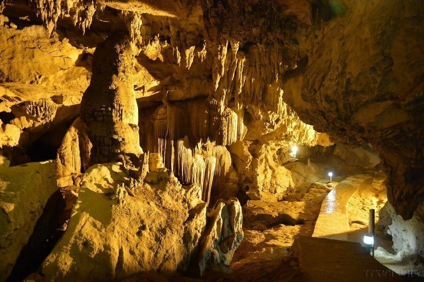 Las estalactitas y estalagmitas con formas mágicas en la cueva de Nguom Ngao (Foto: VNA)