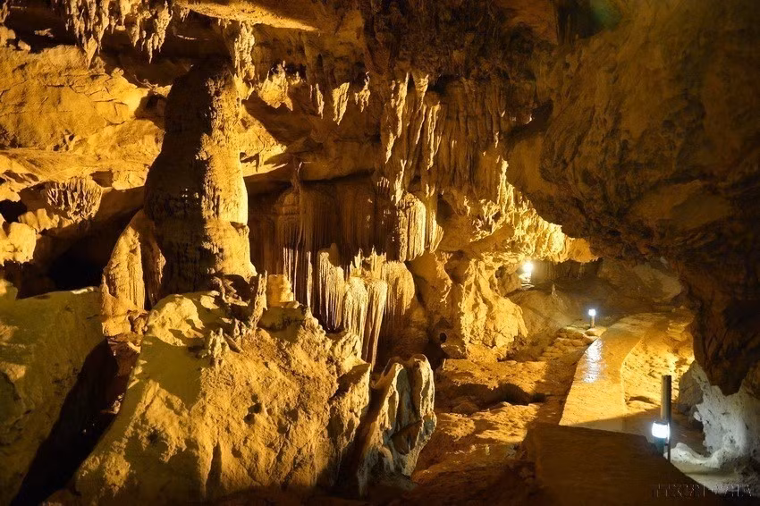 Las estalactitas y estalagmitas con formas mágicas en la cueva de Nguom Ngao (Foto: VNA)
