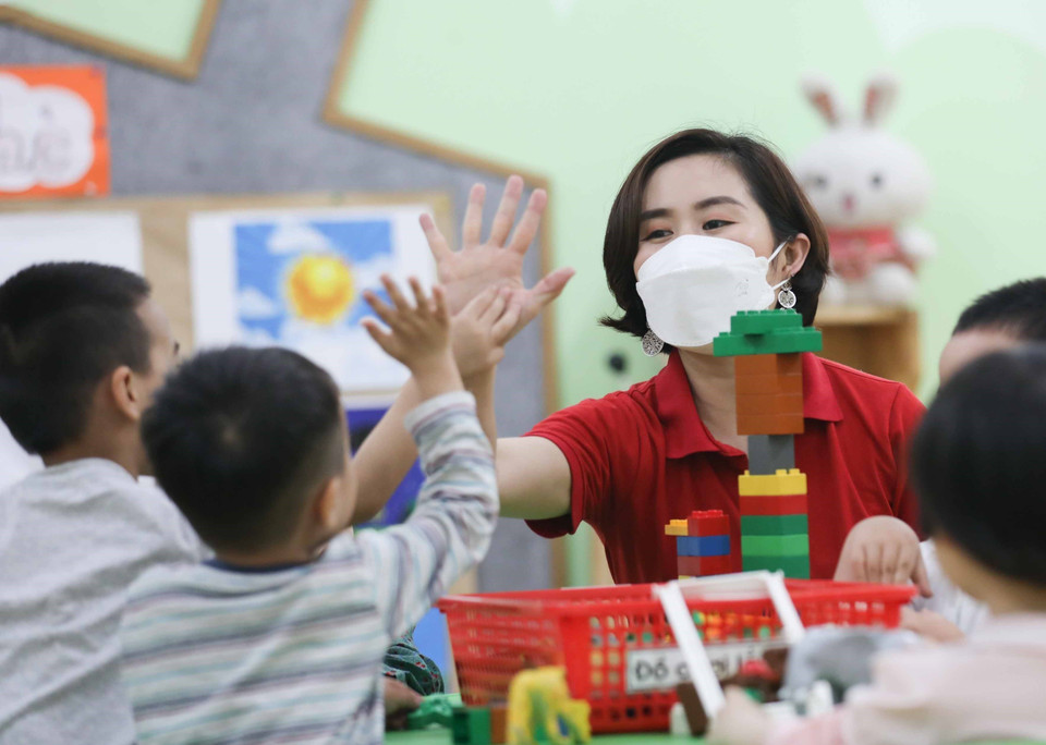Luego de un largo periodo de suspensión de las actividades escolares a causa de la COVID-19, las escuelas de Hanoi preparan instalaciones, docentes y personal para atender la enseñanza y el cuidado de los niños. (Foto: VNA)